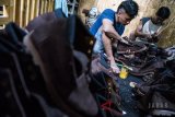 Pekerja menyelesaikan pembuatan sepatu kulit Sneaker di industri kecil dan menengah (IKM) Exodos 57 di Bandung, Jawa Barat, Selasa (17/7). Dalam sebulan IKM tersebut dapat memproduksi sepatu hingga 500 pasang untuk memenuhi pasar Indonesia serta luar negeri yang di bandrol mulai dari harga Rp 300 ribu hingga Rp 800 rb per pasang. ANTARA JABAR/M Agung Rajasa/agr/18.
