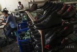 Pekerja menyelasaikan pembuatan sepatu kulit merek Brodo di Industri Rumahan, Bandung, Jawa Barat, Rabu (25/7). Sepatu Kulit merek Brodo menjadi salah satu Industri Kecil dan Menengah yang menjadi salah satu suvenir resmi Asian Games 2018 dan akan memproduksi sedikitnya 1000 pasang sepatu dengan desain Asian Games 2018. ANTARA JABAR/Novrian Arbi/agr/18