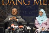 Perdana Menteri Malaysia Tun Dr Mahathir Mohamad (kiri) didampingi Wakil PM Dr Wan Azizah Wan Ismail mengadakan jumpa pers di Kantor Suruhanjaya Pencegahan Rasuah Malaysia (SPRM) atau Komisi Pemberantasan Korupsi, Kualalumpur, Malaysia, Selasa (10/7/2018), usai menghadiri program anti korupsi. Sebanyak 160 anggota parlemen dari Pakatan Harapan menghadiri program sehari Pakta Integritas dan anti korupsi. (ANTARA FOTO/Agus Setiawan)