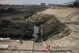 Pekerja menyelesaikan proyek Kolam Retensi Cieunteung, Kabupaten Bandung, Jawa Barat, Jumat (13/7). Proyek yang dikerjakan Pemerintah Provinsi Jawa Barat dan Kementerian PUPR tersebut dibangun di lahan seluas 6.9 hektare yang ditargetkan berfungsi pada 2019 sebagai pengendali banjir akibat luapan Sungai Citarum yang beberapa kali melanda kawasan Bandung Selatan. ANTARA JABAR/Novrian Arbi/agr/18.