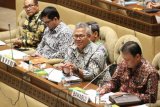 Ketua Komisi Pemilihan Umum (KPU) Arief Budiman (kedua kanan) dan Ketua Badan Pengawas Pemilihan Umum (Bawaslu) Abhan (kanan) mengikuti Rapat Dengar Pendapat (RDP) dengan Komisi II DPR di Kompleks Parlemen Senayan, Jakarta, Senin (2/7/2018). Rapat ini membahas pengantar Rancangan Anggaran Pendapatan dan Belanja Negara (RAPBN) 2019 dari KPU sebesar Rp15,6 triliun dan Bawaslu sebesar Rp8,6 triliun. (ANTARA FOTO/Dhemas Reviyanto)