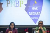 Menteri Keuangan Sri Mulyani (kiri) bersama Dirjen Anggaran Kemenkeu Askolani (kanan) memberikan keterangan pers mengenai Rancangan Undang-Undang (RUU) Penerimaan Negara Bukan Pajak (PNBP) di Kementerian Keuangan, Jakarta, Jumat (27/7/2018). Menteri Keuangan Sri Mulyani mengatakan, PNBP dikelompokan menjadi enam kategori di antaranya Pemanfaatan SDA, Pelayanan, Pengelolaan Kekayaan Negara yang Dipisahkan (KND), Pengelolaan Barang Milik Negara (PBMN), Pengelolaan Dana, dan Hak Negara Lainnya. (ANTARA /Aprillio Akbar)