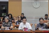 Jaksa Agung HM Prasetyo (tengah) menyampaikan paparannya saat Rapat Kerja dengan Komisi III DPR di Komplek DPR, Jakarta, Senin (16/7/2018). Rapat kerja tersebut membahas kinerja institusi Kejaksaan Agung selama semester pertama tahun 2018. (ANTARA FOTO/Muhammad Adimaja)