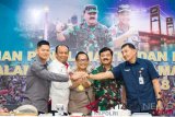 Kapolri Jenderal Pol Tito Karnavian (tengah), Panglima TNI Marsekal TNI Hadi Tjahjanto (kedua kanan), Wakil Kepala Badan Intelijen Negara Letjen TNI (Purn) Teddy Lhaksmana (kedua kiri), Wakil Ketua INASGOC Letjen TNI (Purn) Syafrie Syamsuddin (kanan) dan Ketua Umum INAPGOC Raja Sapta Oktohari (kiri) berjabat tangan usai menggelar rapat tertutup di Gedung Balai Pertemuan Metro Jaya, Jakarta, Senin (30/7/2018). Rapat tersebut membahas persiapan akhir pengamanan Asian Games 2018. (ANTARA FOTO/Galih Pradipta)