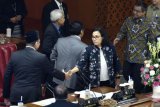 Menteri Keuangan Sri Mulyani (kedua kanan) berjabat tangan dengan Ketua DPR Bambang Soesatyo (kiri) usai Rapat Paripurna ke-30 di Kompleks Parlemen Senayan, Jakarta, Kamis (12/7/2018). Rapat Paripurna tersebut mengagendakan Penyampaian Laporan Hasil Pembahasan Pembicaraan R-APBN 2019 dan RKP 2019 oleh Badan Anggaran (Banggar) DPR. (ANTARA /Puspa Perwitasari)