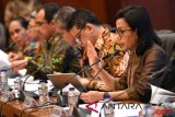 Menteri Keuangan Sri Mulyani (kanan) menyampaikan konferensi pers tentang realisasi APBN di kantor Kemenkeu, Jakarta, Selasa (17/7/2018). Kemenkeu menyatakan defisit anggaran selama semester I 2018 mencapai Rp110,5 triliun atau 0,75 persen dari PDB dan lebih rendah dibandingkan periode yang sama tahun sebelumnya sebesar 1,29 persen dan 1,82 persen pada 2016. (ANTARA FOTO/Sigid Kurniawan) 