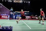 Pebulutangkis Ganda Putra Ricky Karanda Suwardi (kiri) dan Angga Pratama (kanan) mengembalikan kok kearah Pebulutangkis Ganda Putra China He Jiting dan Tan Qiang pada Turnamen Bulu Tangkis Blibli Indonesian Open 2018 di Istora Senayan, Jakarta, Rabu (4/7/2018). Pasangan Ricky dan Angga menang dengan skor 16-21, 21-17 dan 26-24. (ANTARA /Muhammad Adimaja)