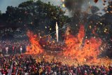 Ribuan umat Kong Hu Cu menghadiri ritual Bakar Tongkang di kota Bagansiapiapi, Rokan Hilir, Riau, Sabtu (30/6). Puncak perayaan ritual Bakar Tongkang di Kota Bagansiapiapi tersebut menjadi agenda pariwisata nasional sehingga menarik wisatawan dari dalam dan luar negeri. ANTARA FOTO/Aswaddy Hamid/Spt/18
