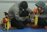 Mahasiswa mempersiapkan Robot Vrose saat diperagakan di Institut Teknologi Sepuluh Nopember (ITS) Surabaya, Jawa Timur, Jumat (6/7). ITS melepas tim KRAI (Kontes Robot ABU Indonesia), KRPAI (Kontes Robot Pemadam Api Indonesia), KRSTI (Kontes Robot Seni Tari Indonesia), KRSBI (Kontes Robot Sepak Bola Indonesia) Humanoid dan KRSBI Beroda dengan membawa 12 robot karya mahasiswa ITS untuk mengikuti Kompetisi Robot Indonesia (KRI) tingkat Nasional di Universitas Muhamadiyah Yogyakarta (UMY) pada Rabu (11/7) mendatang. Antara Jatim/Didik Suhartono/zk/18