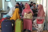 Sejumlah penumpang menunggu informasi kepastian terbang atau tidaknya pesawat Garuda dan Wings Air di ruang tunggu Bandara Notohadinegoro Jember, Jawa Timur, Selasa (3/7). Bandara Notohadinegoro Jember ditutup hingga pukul 15.00 WIB akibat erupsi Gunung Agung Bali, sehingga empat penerbangan dari dan menuju Jember dibatalkan. Antarajatim/Zumrotun Solichah/zk/18