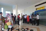 Suasana di Bandara Notohadinegoro Jember saat ditutup akibat abu vulkanik erupsi Gunung Agung yang mengguyur kawasan bandara setempat, Selasa (3/7). Bandara Notohadinegoro Jember ditutup hingga pukul 15.00 WIB akibat erupsi Gunung Agung Bali, sehingga empat penerbangan dari dan menuju Jember dibatalkan. Antarajatim/Zumrotun Solichah/zk/18