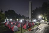 Peserta menyaksikan fase awal gerhana bulan saat mengikuti acara Salman Astro Camp di halaman Masjid Salman ITB, Bandung, Jawa Barat, Sabtu (28/7) dini hari. Kegiatan kemping bersama di 56 tenda yang diikuti ratusan peserta tersebut dilakukan untuk menyambut gerhana bulan total (GBT) terlama abad 21 yang dapat disaksikan dengan mata telanjang. ANTARA JABAR/Raisan Al Farisi/agr/18