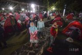Peserta menyaksikan fase awal gerhana bulan saat mengikuti acara Salman Astro Camp di halaman Masjid Salman ITB, Bandung, Jawa Barat, Sabtu (28/7) dini hari. Kegiatan kemping bersama di 56 tenda yang diikuti ratusan peserta tersebut dilakukan untuk menyambut gerhana bulan total (GBT) terlama abad 21 yang dapat disaksikan dengan mata telanjang. ANTARA JABAR/Raisan Al Farisi/agr/18