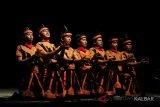 Kelompok musik asal Indonesia, GayaGayo tampil pada pertunjukan Rainforest World Music Festival 2018 di 'Tree Stage' Sarawak Culture Village, Kuching, Malaysia, Sabtu (14/7) malam. Dalam pertunjukan RWMF yang melibatkan 27 artis internasional tersebut, GayaGayo memperkenalkan Tari Saman yang mengandalkan bunyi tepukan di tangan dan tubuh tanpa dibantu alat musik apa pun. ANTARA FOTO/Jessica Helena Wuysang/18 