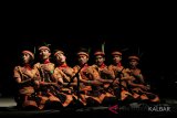 Kelompok musik asal Indonesia, GayaGayo tampil pada pertunjukan Rainforest World Music Festival 2018 di 'Tree Stage' Sarawak Culture Village, Kuching, Malaysia, Sabtu (14/7) malam. Dalam pertunjukan RWMF yang melibatkan 27 artis internasional tersebut, GayaGayo memperkenalkan Tari Saman yang mengandalkan bunyi tepukan di tangan dan tubuh tanpa dibantu alat musik apa pun. ANTARA FOTO/Jessica Helena Wuysang/18 