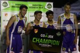 Pebasket Satria Muda Pertamina memegang plakat juara usai mengalahkan Stapac Jakarta dalam  pertandingan Final Turnamen IBL 3x3 di Malang, Jawa Timur, Minggu (22/7) malam. Satria Muda menjadi juara setelah mengalahkan Stapac Jakarta dengan skor akhir 17-15. Antara Jatim/Ari Bowo Sucipto/18.