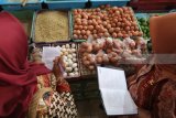 Petugas dari Tim Pengendali Inflasi Daerah (TPID) melakukan inspeksi mendadak ketersediaan telur ayam di pasar Pahing, Kota Kediri, Jawa Timur, Selasa (10/7). Sepekan terakhir harga telur ayam terus mengalami kenaikan dari sebelumnya Rp21.000 menjadi Rp26.000 per kilogram karena pasokan telur menurun hingga 30 persen akibat cuaca buruk. Antara Jatim/Prasetia Fauzani/mas/18.