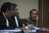 Terpidana kasus tindak pidana korupsi Jero Wacik (kanan) menjalani sidang Peninjauan Kembali (PK) di Pengadilan Negeri Jakarta Pusat, Jakarta, Senin (23/7/2018). Mantan Menteri ESDM itu mengajukan PK setelah dijatuhi hukuman delapan tahun penjara oleh Mahkamah Agung di tingkat kasasi. (ANTARA /Hafidz Mubarak A)