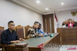 Terpidana kasus suap pembahasan peraturan daerah tentang reklamasi di Pantai Utara Jakarta, Mohammad Sanusi (kiri), menjalani sidang perdana Peninjauan Kembali (PK) di Pengadilan Tipikor, Jakarta, Rabu (25/7/2018). Sanusi merupakan terpidana dengan hukuman tujuh tahun penjara karena terbukti menerima Rp2 miliar dari mantan Presiden Direktur PT Agung Podomoro Land Ariesman Widjaja terkait pembahasan Raperda Rencana Tata Ruang Kawasan Strategis Pantai Utara Jakarta di Baleg Daerah DPRD DKI. (ANTARA FOTO/Galih Pradipta)