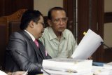 Terpidana kasus korupsi penyelenggaraan dana haji pada 2010-2013 dan penggunaan dana operasional menteri, Suryadharma Ali (kanan) menjalani sidang perdana Peninjauan Kembali (PK) di Pengadilan Tipikor, Jakarta, Senin (2/7/2018). Suryadharma Ali mengajukan peninjauan kembali karena menilai putusan hakim Pengadilan Tinggi Jakarta yang telah memperberat hukumannya dari enam tahun menjadi 10 tahun itu janggal. (ANTARA / Reno Esnir) 