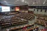 Suasana Sidang Paripurna DPR di Komplek DPR, Jakarta, Selasa (17/7/2018). Paripurna tersebut beragendakan mendengarkan tanggapan pemerintah terhadap pandangan fraksi-fraksi atas keterangan pemerintah mengenai Pokok-Pokok Rancangan Undang-Undang tentang pertanggungjawaban atas pelaksanaan Anggaran Pendapatan dan Belanja Negara Tahun Anggaran 2017. (ANTARA FOTO/Muhammad Adimaja)