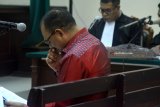 Terdakwa Bupati nonaktif Ngada, Marianus Sae menjalani sidang perdana di Pengadilan Tindak Pidana Korupsi (Tipikor) Juanda, Sidoarjo, Jawa Timur, Selasa (10/7). Marianus Sae menjadi tersangka dalam kasus menerima suap sejumlah proyek jalan di lingkungan Pemerintah Kabupaten Ngada, Nusa Tenggara Timur (NTT). Antara Jatim/Umarul Faruq/mas/18.