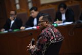 Mantan Kepala Pusat Data dan Sistem Informasi Sekretariat Jenderal Kementerian Dalam Negeri Dudy Jocom menjalani sidang dakwaan di Pengadilan Tipikor, Jakarta, Rabu (11/7/2018). Dudy Jocom didakwa menerima suap sebesar Rp4,2 miliar terkait pengadaan dan pelaksanaan pekerjaan pembangunan gedung kampus IPDN Provinsi Sumatra Barat di Kabupaten Agam tahun anggaran 2011. (ANTARA FOTO/Sigid Kurniawan)