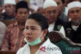 Terdakwa kasus penista agama Meliana mengikuti persidangan dengan putusan sela yang dibacakan majelis hakim di Pengadilan Negeri Medan, Sumatera Utara, Selasa (17/7/2018). Dalam sidang tersebut majelis hakim menolak eksepsi terdakwa dan memerintahkan jaksa penuntut umum untuk melanjutkan pemeriksaan perkara, dalam peristiwa yang memicu terjadinya pembakaran beberapa rumah ibadah di kota Tanjung Balai pada 30 Juli 2016. (ANTARA /Septianda Perdana)