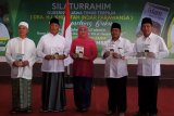 Gubernur Jawa Timur terpilih Khofifah Indar Parawansa (tengah), Ketua MUI Jember KH Halim Soebahar (kanan), Pengasuh Pondok Pesantren Salafiyah Syafi'iyah, Banyuputih, Situbondo KH Afifuddin Muhajir (kiri), Pengurus Cabang NU KH Misbahus Salam (kedua kanan), Pengelola City Forest and Farm Arum Sabil (kedua kiri), memperlihatkan buku saat silaturrahmi dengan relawan dan pendukung di City Forest and Farm, Sumbersari, Jember, Jawa Timur, Selasa (17/7). Khofifah mendatangi relawan dan pendukung di sejumlah daerah di Tapal Kuda seperti di Jember dan Banyuwangi paska penghitungan suara di KPU Provinsi Jawa Timur yang menunjukkan kemenangan pasangan Khofifah - Emil Dardak. Antara Jatim/Seno/zk/18.