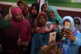 Gubernur Jawa Timur terpilih Khofifah Indar Parawansa (kiri), berfoto bersama saat silaturrahmi dengan relawan dan pendukung di City Forest and Farm, Sumbersari, Jember, Jawa Timur, Selasa (17/7). Khofifah mendatangi relawan dan pendukung di sejumlah daerah di Tapal Kuda seperti di Jember dan Banyuwangi paska penghitungan suara di KPU Provinsi Jawa Timur yang menunjukkan kemenangan pasangan Khofifah - Emil Dardak. Antara Jatim/Seno/zk/18. 