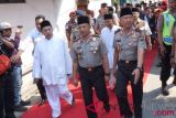 Kapolri Jenderal Tito Karnavian (tengah) dan Kapolda Jateng Irjen Condro Kirono (kanan) didampingi Ketua Jam'iyyah Ahlith Thoriqoh al-Mutabarah al-Nahdliyyah (JATMAN) Habib Muhammad Luthfi bin Yahya (kedua kiri) bersilaturahmi dengan ulama di Gedung Kanzus Sholawat, Pekalongan, Jawa Tengah, Selasa (17/7/2018). Selain dalam Rangka memperingati HUT ke-72 Bhayangkara, kunjungan kerja Kapolri tersebut untuk meningkatkan sinergitas Kepolisian dengan TNI, Ulama dan tokoh lintas agama agar tercipta kerukunan dan kedamaian. (ANTARA FOTO/Harviyan Perdana Putra)