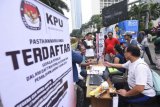 Warga Jakarta mengecek namanya dalam Daftar Pemilih Sementara (DPS) di stan KPU DKI Jakarta saat Hari Bebas Kendaraan Bermotor di kawasan Bundaran HI, Jakarta, Minggu (1/7/2018). KPU DKI melakukan sosialisasi kepada warga Jakarta untuk berpartisipasi pada Pemiliu 2019. (ANTARA FOTO/Hafidz Mubarak A) 