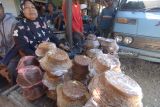 Pedagang menunggui suplemen pakan sapi dagangannya di Pasar Keppo, Pamekasan, Jawa Timur, Sabtu (13/7). Suplemen pakan sapi yang terbuat dari gula aren itu dijual Rp12.500 per kg. Antara Jatim/Saiful Bahri/mas/18.