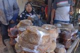 Pedagang menunggui suplemen pakan sapi dagangannya di Pasar Keppo, Pamekasan, Jawa Timur, Sabtu (13/7). Suplemen pakan sapi yang terbuat dari gula aren itu dijual Rp12.500 per kg. Antara Jatim/Saiful Bahri/mas/18.