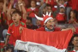 Suporter Indonesia memberi dukungan kepada Indonesia U-19 ketika melawan Vietnam U-19 dalam laga penyisihan grup A Piala AFF U19 di Gelora Delta Sidoarjo, Sidoarjo, Jawa Timur, Sabtu (7/7). Indonesia unggul atas Vietnam dengan skor 1-0 dan memastikan Indonesia lolos kebabak semi final. Antara Jatim/Zabur Karuru/18