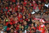 Suporter Indonesia memberi dukungan kepada Indonesia U-19 ketika melawan Vietnam U-19 dalam laga penyisihan grup A Piala AFF U19 di Gelora Delta Sidoarjo, Sidoarjo, Jawa Timur, Sabtu (7/7). Indonesia unggul atas Vietnam dengan skor 1-0 dan memastikan Indonesia lolos kebabak semi final. Antara Jatim/Zabur Karuru/18