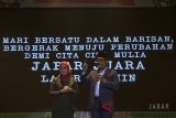 Gubernur Provinsi Jawa Barat terpilih, Ridwan Kamil (kanan) bersama istri meyampaikan orasi saat acara Rindu Bersyukur di Gedung Sasana Budaya Ganesha, Bandung, Jawa Barat, Minggu (22/7). Acara tersebut bertujuan untuk silaturahmi sekaligus ucapan rasa syukur pasangan Ridwan Kamil-UU Ruzhanul Ulum kepada masyarakat, partai pendukung dan simpatisan atas terpilih sebagai Gubernur dan Wakil Gubernur Provinsi Jawa Barat periode 2018-2023 pada Pilkada 2018. ANTARA JABAR/Novrian Arbi/agr/18.