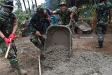 Prajurit TNI membuat rabat beton jalan dalam kegiatan TNI Manunggal Membangun Desa (TMMD) di Desa Bodag, Kecamatan Kare, Kabupaten Madiun, Jawa Timur, Kamis (19/7). Pembuatan rabat beton jalan sepanjang 1.462 meter dengan lebar tiga meter di kawasan objek wisata bukit Selo Gedong di lereng Gunung Wilis tersebut merupakan salah satu dari sejumlah program kegiatan dalam TMMD ke-102 tahun 2018 di Kabupaten Madiun. Antara Jatim/Siswowidodo/mas/18.