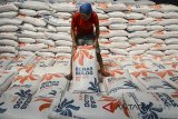 Pekerja melakukan bongkar muat beras di Gudang Bulog Baru Cisaranten Kidul Sub Divre Bandung, Jawa Barat, Selasa (3/7). Perum Bulog menargetkan pengadaan beras hasil penyerapan dari petani pada kuartal tiga 2018 (Juli - September) sebanyak 1 juta ton. ANTARA JABAR/Raisan Al Farisi/agr/18