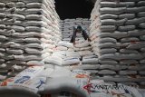 Pekerja melakukan bongkar muat beras di Gudang Bulog Baru Cisaranten Kidul Sub Divre Bandung, Jawa Barat, Selasa (3/7). Perum Bulog menargetkan pengadaan beras hasil penyerapan dari petani pada kuartal tiga 2018 (Juli - September) sebanyak 1 juta ton. ANTARA JABAR/Raisan Al Farisi/agr/18