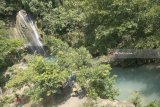 Wisatawan menikmati keindahan wisata air terjun Kandung di kawasan hutan lindung (alas) Kandung, Rejotangan, Tulungagung, Jawa Timur, Minggu (22/7). Perhutani terus mengembangkan wisata rintisan berbasis hutan yang saat ini berjumlah lebih dari 400 objek di seluruh Jawa dengan target kunjungan 10 juta wisatawan domestik dan 2 juta wisatawan mancanegara pada 2019. Antara jatim/Destyan Sujarwoko/zk/18