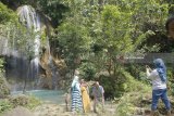 Wisatawan menikmati keindahan wisata air terjun Kandung di kawasan hutan lindung (alas) Kandung, Rejotangan, Tulungagung, Jawa Timur, Minggu (22/7). Perhutani terus mengembangkan wisata rintisan berbasis hutan yang saat ini berjumlah lebih dari 400 objek di seluruh Jawa dengan target kunjungan 10 juta wisatawan domestik dan 2 juta wisatawan mancanegara pada 2019. Antara jatim/Destyan Sujarwoko/zk/18