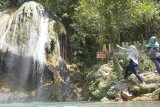 Wisatawan menikmati keindahan wisata air terjun Kandung di kawasan hutan lindung (alas) Kandung, Rejotangan, Tulungagung, Jawa Timur, Minggu (22/7). Perhutani terus mengembangkan wisata rintisan berbasis hutan yang saat ini berjumlah lebih dari 400 objek di seluruh Jawa dengan target kunjungan 10 juta wisatawan domestik dan 2 juta wisatawan mancanegara pada 2019. Antara jatim/Destyan Sujarwoko/zk/18