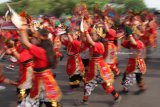 Sejumlah penari Barongan menari pada pertunjukan bertajuk 'Tari Barong Sewu' di area Simpang Lima Gumul, Kediri, Jawa Timur, Sabtu (14/7). Tari kolosal yang diikuti oleh sedikitnya 3.000 orang penari Barongan dari sejumlah daerah se-Indonesia tersebut menjadi puncak acara Pekan Budaya dan Pariwisata Kediri. Antara jatim/Prasetia Fauzani/zk/18