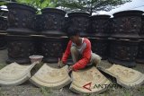 Pekerja menyelesaikan pembuatan pot serbaguna untuk tanaman di Desa Pawindan, Ciamis, Jawa Barat, Senin (30/7). Kementerian Koperasi dan Usaha Kecil dan Menengah menyalurkan kredit usaha rakyat (KUR) pada 2018 sebesar Rp120 triliun kepada pelaku UMKM dan menurunkan besaran suku bunga dari sembilan menjadi tujuh persen. ANTARA JABAR/Adeng Bustomi/agr/18.