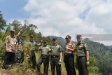 Komandan Pusat Teritorial Mabes TNI Angkatan Darat (Danpusterad Mabesad) Mayjen TNI Hartomo (ketiga kanan) berbincang dan berfoto bersama dengan sejumlah pejabat TNI dan Polri di atas bukit objek wisata Selo Gedong saat meninjau kegiatan TNI Manunggal Membangun Desa (TMMD) di Desa Bodag, Kecamatan Kare, Kabupaten Madiun, Jawa Timur, Kamis (19/7). Mayjen TNI Hartomo meninjau sejumlah kegiatan TMMD, antara lain pembangunan Rumah Tidak Layak Huni (RTLH), pembuatan jalan rabat beton menuju objek wisata Selo Gedong di lereng Gunung Wilis, pengobatan gratis dan wawasan kebangsaan. Antara Jatim/Siswowidodo/mas/18. 