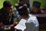 Prajurit TNI mengajar mengaji anak-anak di masjid Desa Bodag, Kecamatan Kare, Kabupaten Madiun, Jawa Timur, Senin (23/7) malam. Kegiatan tersebut merupakan bagian dari program TNI Manunggal Membangun Desa (TMMD) ke-102 tahun 2018 di Kabupaten Madiun. Antara Jatim/Siswowidodo/zk/18