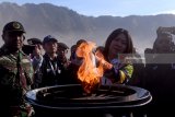 Lagenda bulu tangkis Indonesia Susi Susanti (tengah) menyalakan kaldron dengan obor Asian Games 2018 saat prosesi Torch Relay Asian Games 2018 di lautan pasir Gunung Bromo, Probolinggo, Jawa Timur, Sabtu (21/7). Selanjutnya pawai obor Asian Games tersebut akan dibawa ke Banyuwangi, Jawa Timur. Antara Jatim/Zabur Karuru/18