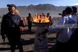 Warga mengerumuni kaldron Asian Games 2018 yang telah dinyalakan pada prosesi Torch Relay Asian Games 2018 di lautan pasir Gunung Bromo, Probolinggo, Jawa Timur, Sabtu (21/7).  Selanjutnya pawai obor Asian Games tersebut akan dibawa ke  Banyuwangi, Jawa Timur. Antara Jatim/Zabur Karuru/18