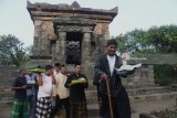 Warga membawa sesaji dalam Tradisi Ritual Tumpengan di Candi Badut, Malang, Jawa Timur, Minggu (22/7). Tradisi tahunan tersebut diadakan masyarakat sekitar kawasan Candi Badut sebagai bentuk ungkapan syukur terhadap Tuhan Yang Maha Esa. Antara Jatim/Ari Bowo Sucipto/zk/18.